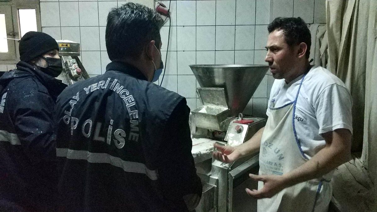 Fırında korku dolu anlar! Hamur kesme makinesine elini kaptırdı