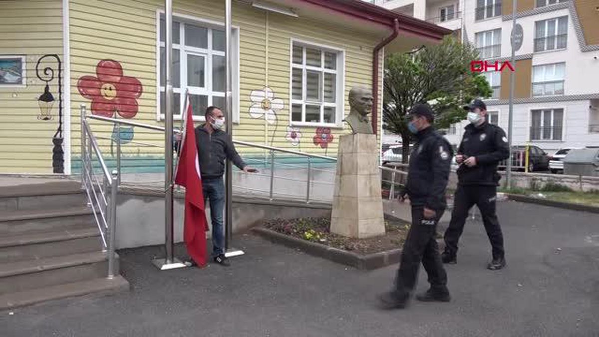 SİVAS ANANAOKULU BAHÇESİNDEKİ DİREKTEN DÜŞEN BAYRAĞI EVİNİN BALKONUNA ASTI