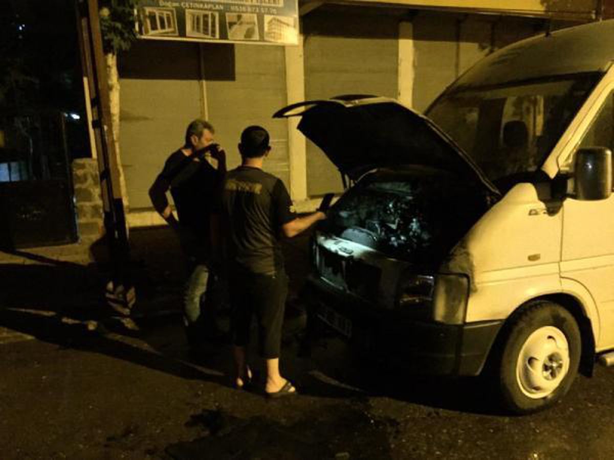 Siverek'te park halindeki minibüs kundaklandı