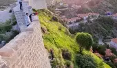Şizofreni hastası erkek çocuğunu tekme atarak surlardan iten anne adayi tutuklandı Şizofreni hastası erkek çocuğunu tekme atarak surlardan iten anne adayi tutuklandı
