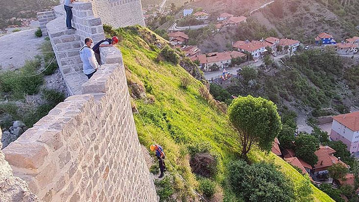 Şizofreni hastası oğlunu tekme atarak surlardan iten anne tutuklandı