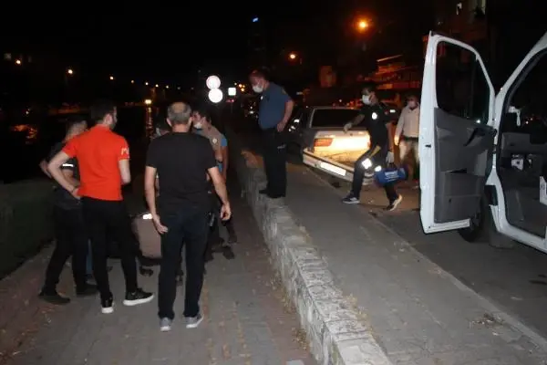 Sokağa çıkma kısıtlamasında otomobiliyle drift yapan sürücü Bekçi'ye çarptı Sokağa çıkma kısıtlamasında otomobiliyle drift yapan sürücü Bekçi'ye çarptı