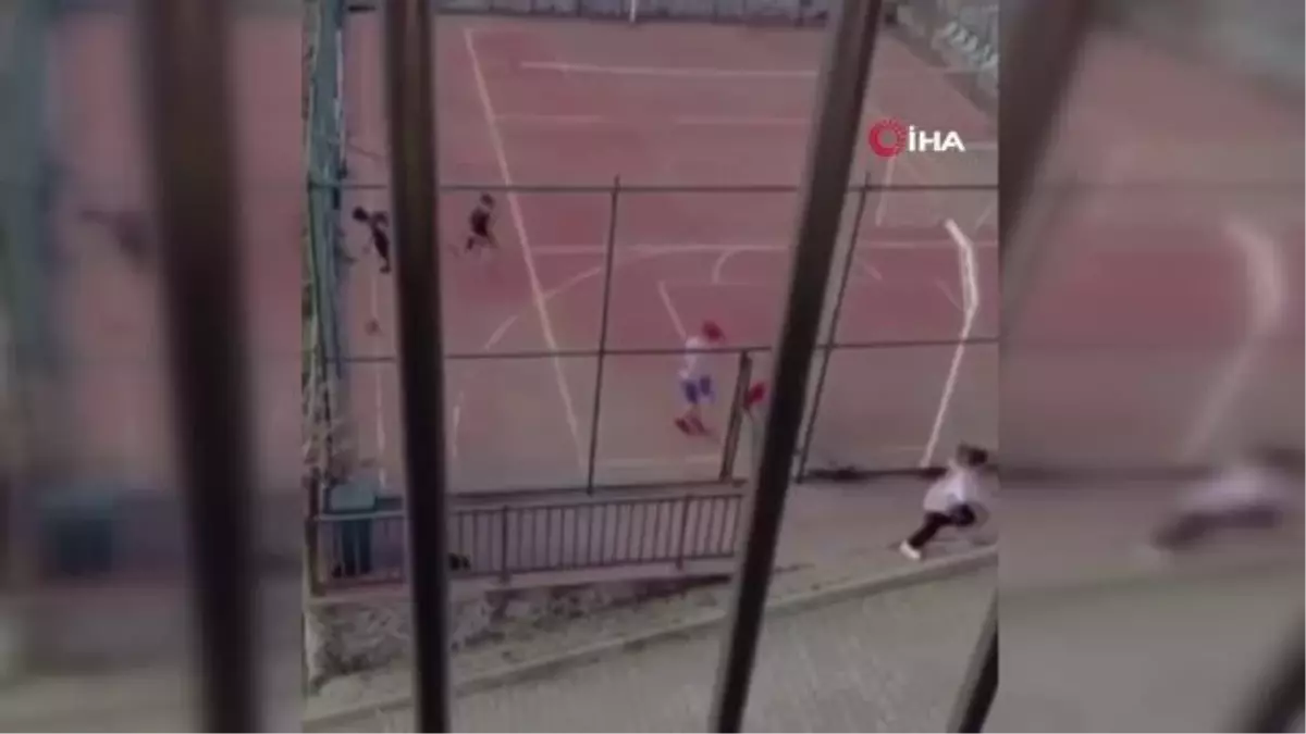 Sokağa çıkma kısıtlamasında oyun oynayan çocukların polisten kaçtığı anlar kamerada