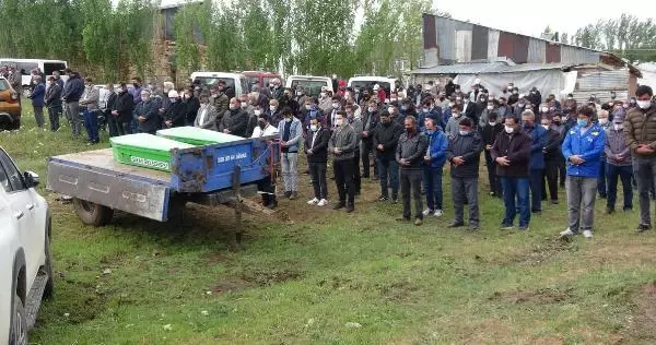 Son dakika haberleri! SİVAS'TA, ARAZİ SULAMA TARTIŞMASINDA ÖLDÜRÜLEN BABA VE OĞLU DEFNEDİLDİ