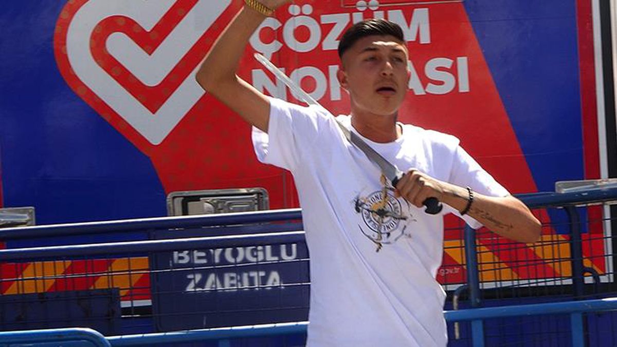 Taksim'de ekipler tarafından parfümleri alınan seyyar satıcı boğazına döner bıçağı dayadı