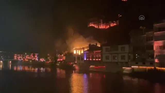 Son dakika haber! Tarihi yalıboyu evlerinin bulunduğu alandaki otel olarak kullanılan konakta yangın çıktı Son dakika haber! Tarihi yalıboyu evlerinin bulunduğu alandaki otel olarak kullanılan konakta yangın çıktı