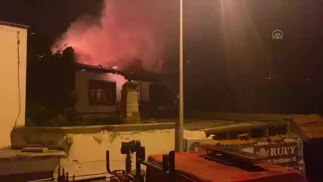 Tarihi yalıboyu evlerinin bulunduğu alandaki otel olarak kullanılan konakta çıkan yangın söndürüldü Tarihi yalıboyu evlerinin bulunduğu alandaki otel olarak kullanılan konakta çıkan yangın söndürüldü