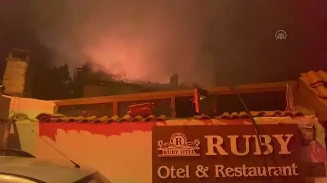 Tarihi yalıboyu evlerinin bulunduğu alandaki otel olarak kullanılan konakta çıkan yangın söndürüldü Tarihi yalıboyu evlerinin bulunduğu alandaki otel olarak kullanılan konakta çıkan yangın söndürüldü