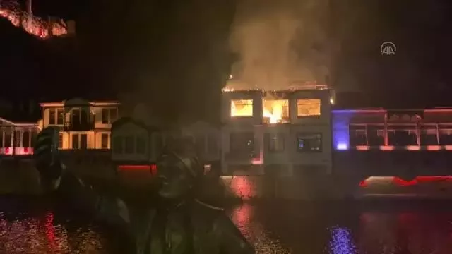 Son dakika haber! Tarihi yalıboyu evlerinin bulunduğu alandaki otel olarak kullanılan konakta yangın çıktı Son dakika haber! Tarihi yalıboyu evlerinin bulunduğu alandaki otel olarak kullanılan konakta yangın çıktı