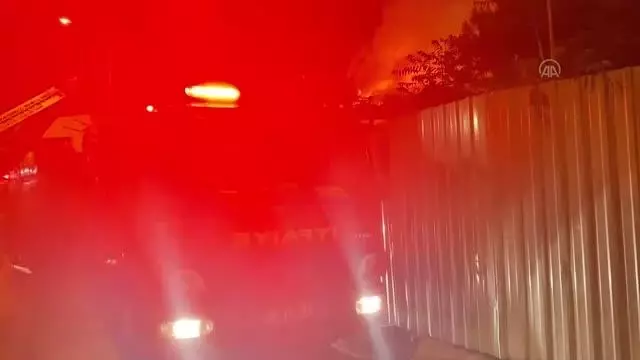 Tarihi yalıboyu evlerinin bulunduğu alandaki otel olarak kullanılan konakta çıkan yangın söndürüldü Tarihi yalıboyu evlerinin bulunduğu alandaki otel olarak kullanılan konakta çıkan yangın söndürüldü