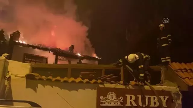 Tarihi yalıboyu evlerinin bulunduğu alandaki otel olarak kullanılan konakta çıkan yangın söndürüldü Tarihi yalıboyu evlerinin bulunduğu alandaki otel olarak kullanılan konakta çıkan yangın söndürüldü