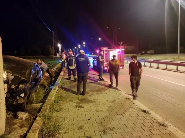 Ters şeride girdiğini düşünerek panikle duvara çarptı: 3 yaralı Ters şeride girdiğini düşünerek panikle duvara çarptı: 3 yaralı