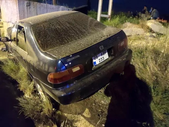 Ters şeride girdiğini düşünerek panikle duvara çarptı: 3 yaralı Ters şeride girdiğini düşünerek panikle duvara çarptı: 3 yaralı