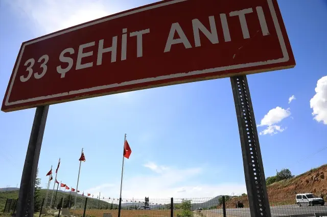 Usta birliklerine giderken PKK'lı teröristlerce şehit edilen sivil ve silahsız 33 asker anılıyor Usta birliklerine giderken PKK'lı teröristlerce şehit edilen sivil ve silahsız 33 asker anılıyor