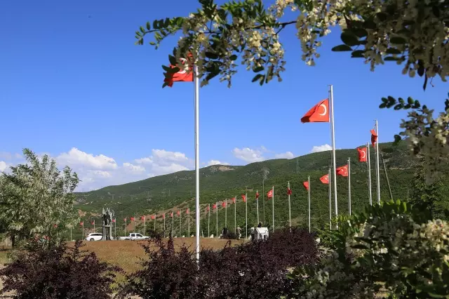 Usta birliklerine giderken PKK'lı teröristlerce şehit edilen sivil ve silahsız 33 asker anılıyor Usta birliklerine giderken PKK'lı teröristlerce şehit edilen sivil ve silahsız 33 asker anılıyor