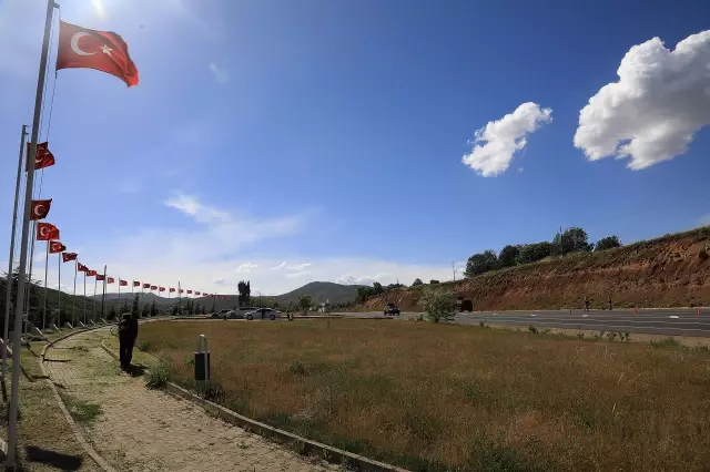 Usta birliklerine giderken PKK'lı teröristlerce şehit edilen sivil ve silahsız 33 asker anılıyor Usta birliklerine giderken PKK'lı teröristlerce şehit edilen sivil ve silahsız 33 asker anılıyor