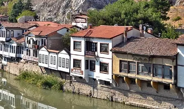 AMASYA YANGINDA HASAR GÖREN TARİHİ KONAK, RESTORE EDİLECEK AMASYA YANGINDA HASAR GÖREN TARİHİ KONAK, RESTORE EDİLECEK