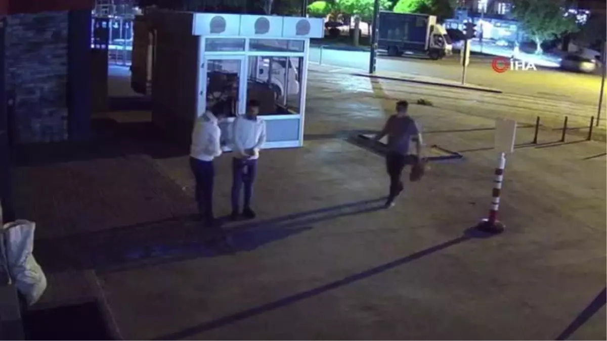 Yoldan geçenlerin sigarasını yaktı, elektrikli motosikleti çaldı...O anlar kamerada