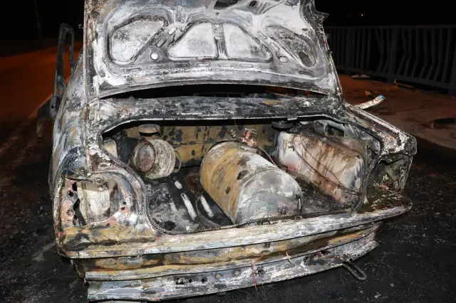 Köprü korkuluğuna çarpan otomobilde yangın çıktı: 2 yaralı Köprü korkuluğuna çarpan otomobilde yangın çıktı: 2 yaralı