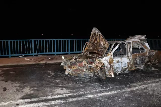 Köprü korkuluğuna çarpan otomobilde yangın çıktı: 2 yaralı Köprü korkuluğuna çarpan otomobilde yangın çıktı: 2 yaralı