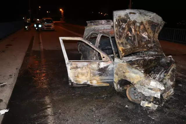 Köprü korkuluğuna çarpan otomobilde yangın çıktı: 2 yaralı Köprü korkuluğuna çarpan otomobilde yangın çıktı: 2 yaralı