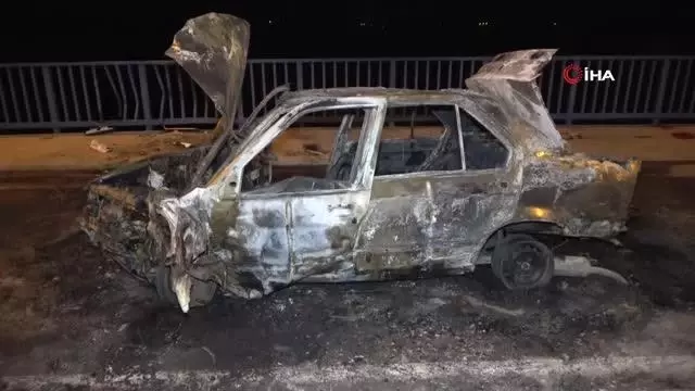 Adana'da köprü korkuluklarına çarpan otomobil alev alev yandı: 2 yaralı Adana'da köprü korkuluklarına çarpan otomobil alev alev yandı: 2 yaralı