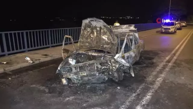 Adana'da köprü korkuluklarına çarpan otomobil alev alev yandı: 2 yaralı Adana'da köprü korkuluklarına çarpan otomobil alev alev yandı: 2 yaralı