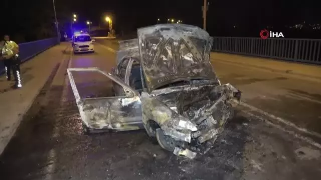 Adana'da köprü korkuluklarına çarpan otomobil alev alev yandı: 2 yaralı Adana'da köprü korkuluklarına çarpan otomobil alev alev yandı: 2 yaralı