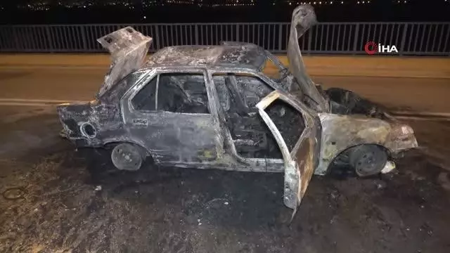 Adana'da köprü korkuluklarına çarpan otomobil alev alev yandı: 2 yaralı Adana'da köprü korkuluklarına çarpan otomobil alev alev yandı: 2 yaralı