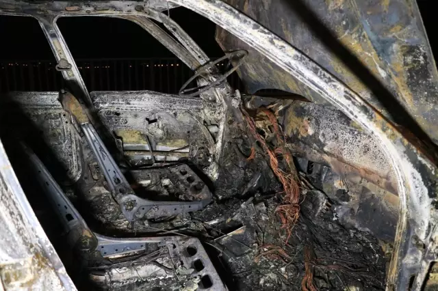 Adana'da köprü korkuluklarına çarpan otomobil alev alev yandı: 2 yaralı Adana'da köprü korkuluklarına çarpan otomobil alev alev yandı: 2 yaralı