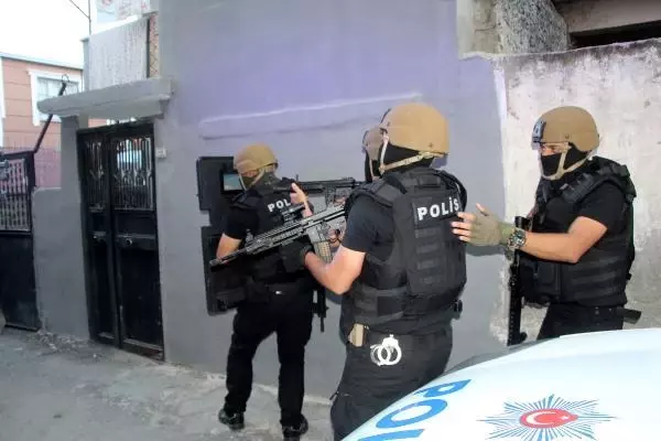 ADANA MERKEZLİ 3 İLDE PKK/KCK OPERASYONU: 20 GÖZALTI ADANA MERKEZLİ 3 İLDE PKK/KCK OPERASYONU: 20 GÖZALTI
