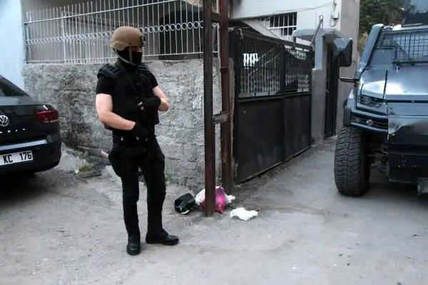 ADANA MERKEZLİ 3 İLDE PKK/KCK OPERASYONU: 20 GÖZALTI ADANA MERKEZLİ 3 İLDE PKK/KCK OPERASYONU: 20 GÖZALTI