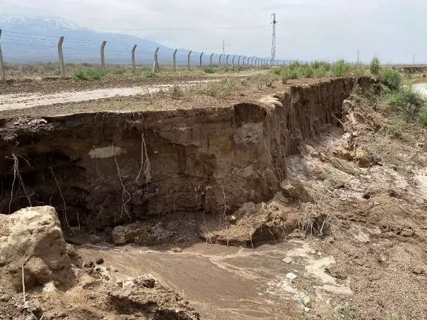 Son dakika haberleri... Ağrı Dağı'ndan gelen sel sularıyla kapanan Iğdır-Nahçıvan yolu, 5 saatte açıldı Son dakika haberleri... Ağrı Dağı'ndan gelen sel sularıyla kapanan Iğdır-Nahçıvan yolu, 5 saatte açıldı