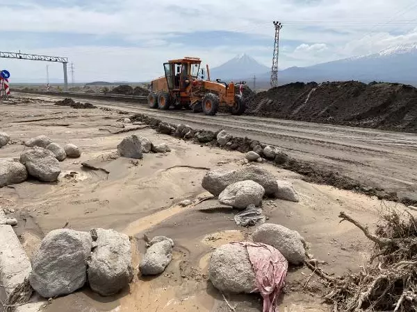 Son dakika haberleri... Ağrı Dağı'ndan gelen sel sularıyla kapanan Iğdır-Nahçıvan yolu, 5 saatte açıldı Son dakika haberleri... Ağrı Dağı'ndan gelen sel sularıyla kapanan Iğdır-Nahçıvan yolu, 5 saatte açıldı
