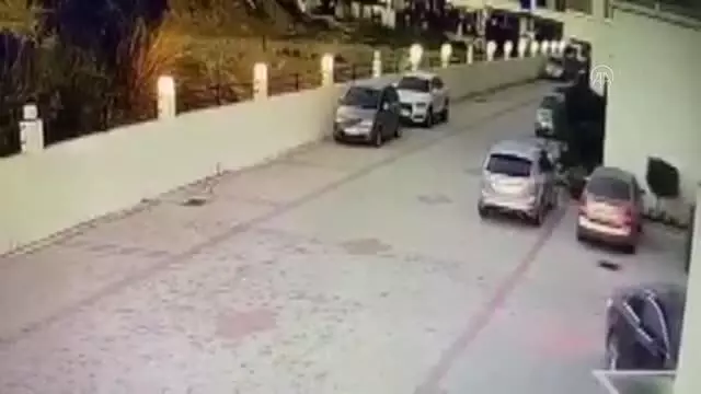 Son Dakika | Alanya'da bir kadının iki kadın tarafından darbedilme anı güvenlik kamerasına yansıdı Son Dakika | Alanya'da bir kadının iki kadın tarafından darbedilme anı güvenlik kamerasına yansıdı