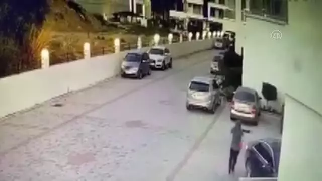 Son Dakika | Alanya'da bir kadının iki kadın tarafından darbedilme anı güvenlik kamerasına yansıdı Son Dakika | Alanya'da bir kadının iki kadın tarafından darbedilme anı güvenlik kamerasına yansıdı