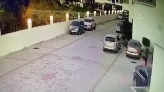 Son Dakika | Alanya'da bir kadının iki kadın tarafından darbedilme anı güvenlik kamerasına yansıdı Son Dakika | Alanya'da bir kadının iki kadın tarafından darbedilme anı güvenlik kamerasına yansıdı