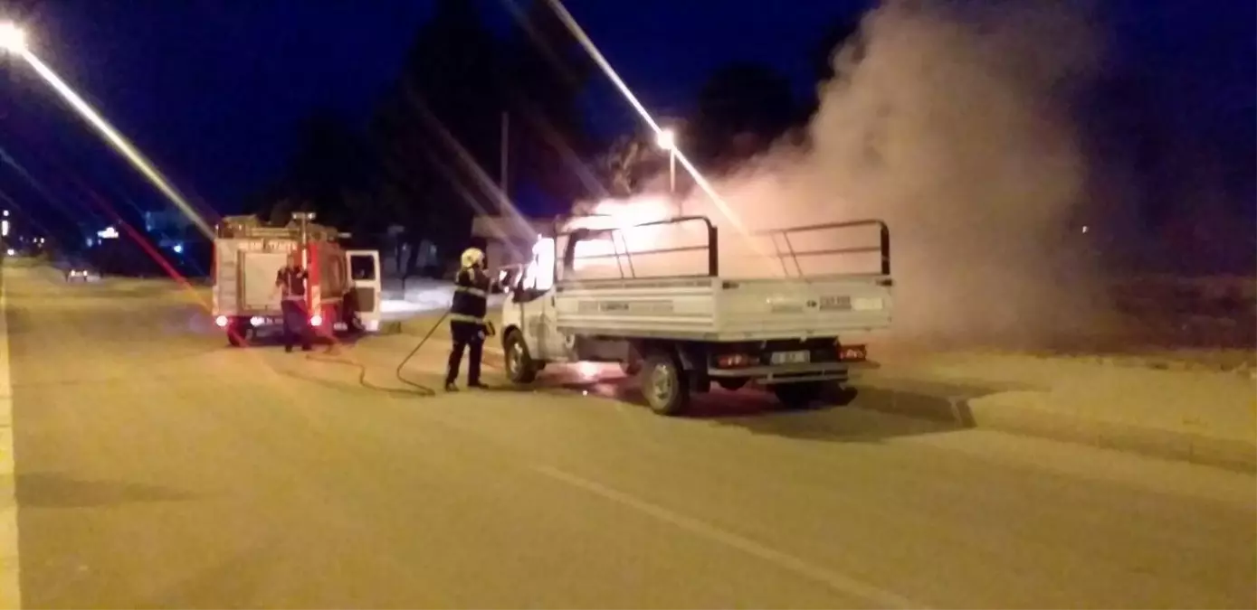 Alev alan kamyonet küle döndü