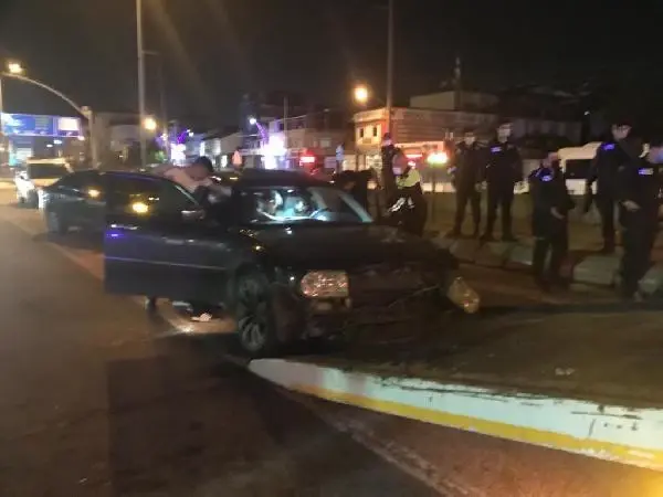 KOCAELİ ALKOLLÜ SÜRÜCÜ POLİS KONTROL NOKTASINA DALDI: 1'İ POLİS 3 YARALI KOCAELİ ALKOLLÜ SÜRÜCÜ POLİS KONTROL NOKTASINA DALDI: 1'İ POLİS 3 YARALI