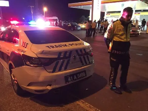 KOCAELİ ALKOLLÜ SÜRÜCÜ POLİS KONTROL NOKTASINA DALDI: 1'İ POLİS 3 YARALI KOCAELİ ALKOLLÜ SÜRÜCÜ POLİS KONTROL NOKTASINA DALDI: 1'İ POLİS 3 YARALI