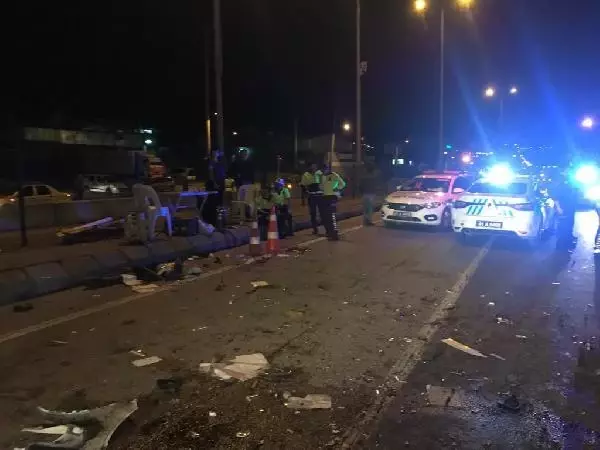 KOCAELİ ALKOLLÜ SÜRÜCÜ POLİS KONTROL NOKTASINA DALDI: 1'İ POLİS 3 YARALI KOCAELİ ALKOLLÜ SÜRÜCÜ POLİS KONTROL NOKTASINA DALDI: 1'İ POLİS 3 YARALI