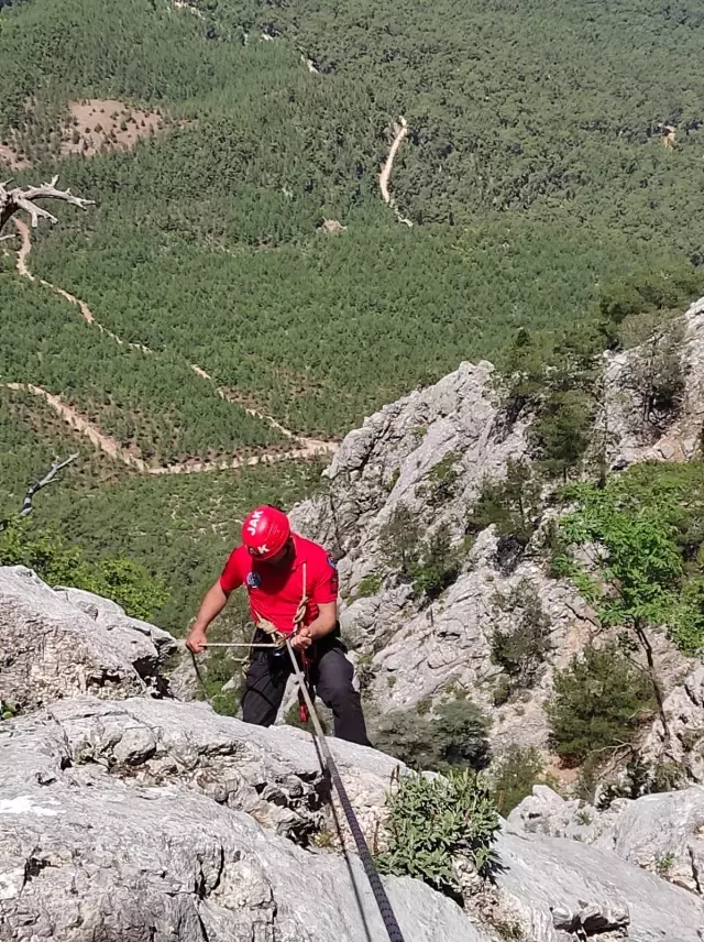 Antalya'da kayıp Ukraynalı turist kayalık alanda aranıyor