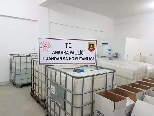 Son dakika: Başkent'te Sağlık Bakanlığı onayı olmayan 2 bin 500 litre dezenfektan ele geçirildi Son dakika: Başkent'te Sağlık Bakanlığı onayı olmayan 2 bin 500 litre dezenfektan ele geçirildi