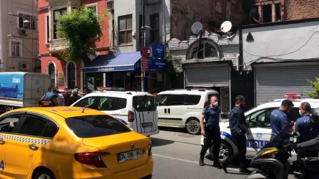Son dakika haberi! Beyoğlu'nda silahlı saldırı anı kamerada Son dakika haberi! Beyoğlu'nda silahlı saldırı anı kamerada