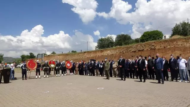 Bingöl'de 28 yıl önce haince şehit edilen 33 asker törenle anıldı Bingöl'de 28 yıl önce haince şehit edilen 33 asker törenle anıldı