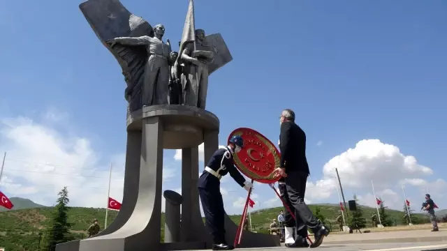 Bingöl'de 28 yıl önce haince şehit edilen 33 asker törenle anıldı Bingöl'de 28 yıl önce haince şehit edilen 33 asker törenle anıldı