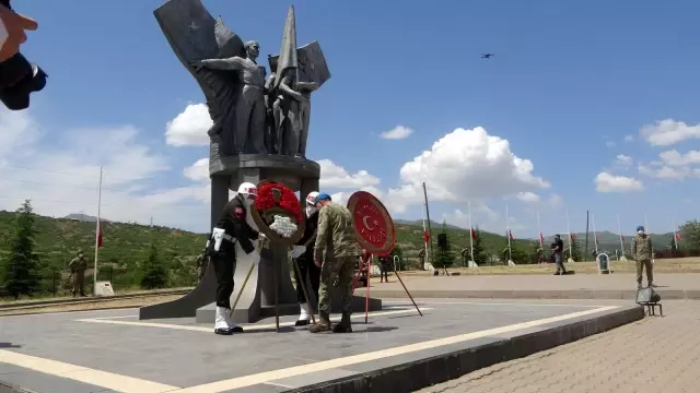 Bingöl'de 28 yıl önce haince şehit edilen 33 asker törenle anıldı Bingöl'de 28 yıl önce haince şehit edilen 33 asker törenle anıldı
