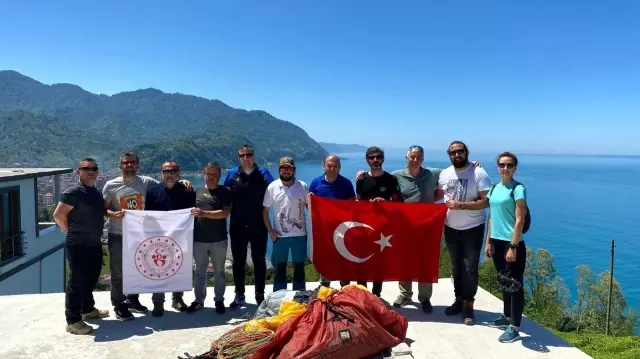 Çay tarlalarından yamaç paraşütleriyle heyecanlı atlayış