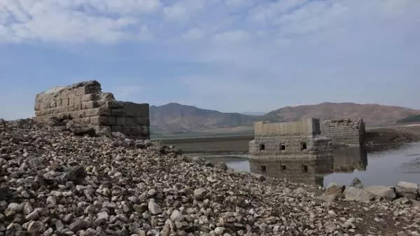 DEMİR YOLU KÖPRÜSÜNÜN AYAKLARI YENİDEN SU ALTINDA KALDI