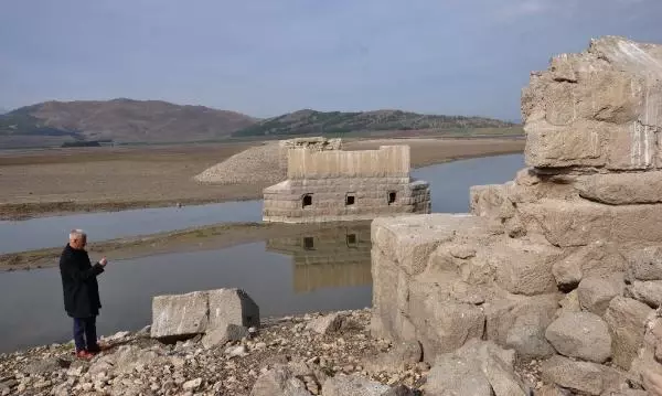 DEMİR YOLU KÖPRÜSÜNÜN AYAKLARI YENİDEN SU ALTINDA KALDI